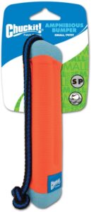 Maak op Hondenspeelgoedshop.nl kennis met de Chuckit Amphibious Bumper - het ultieme apporteerspeelgoed voor zowel op het land als in het water!