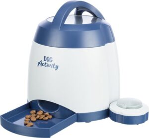 Daag het brein van je hond uit met de Trixie Memory Trainer Deze interactieve voerdispenser van Trixie stimuleert zowel het denkvermogen als het geduld van je hond. Zodra je hond op de afstandsbediening drukt, rolt er een beloning uit de automaat. Ideaal voor mentale stimulatie en verveling tegen te gaan!